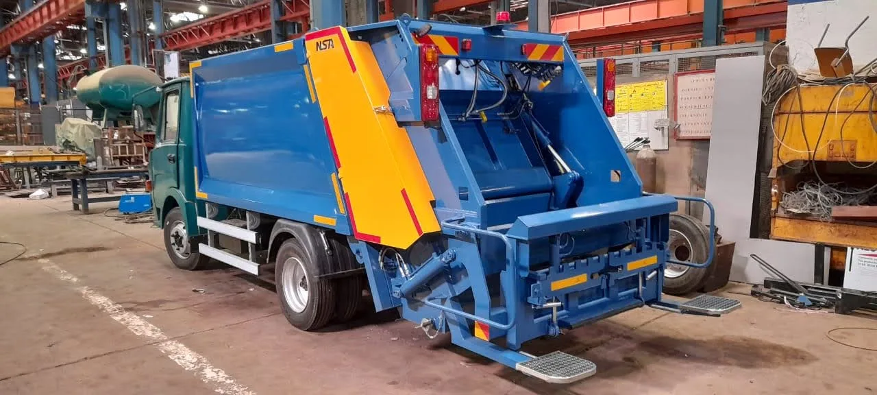 Benne à ordures ménagères NSA vue arrière sur camion compact