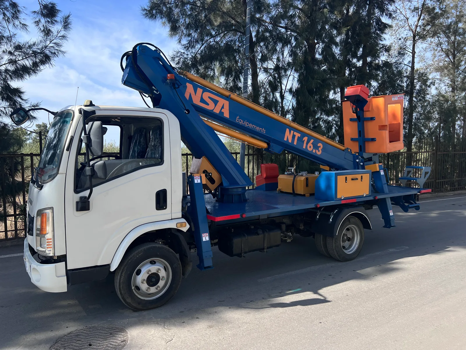 Nacelle télescopique NSA NT 14.3 en configuration routière