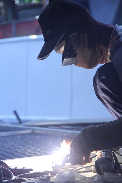 Soudeur industriel au travail dans un atelier